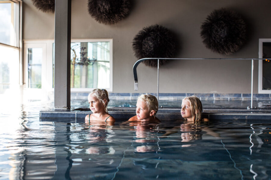 barn i varma källorna på spa