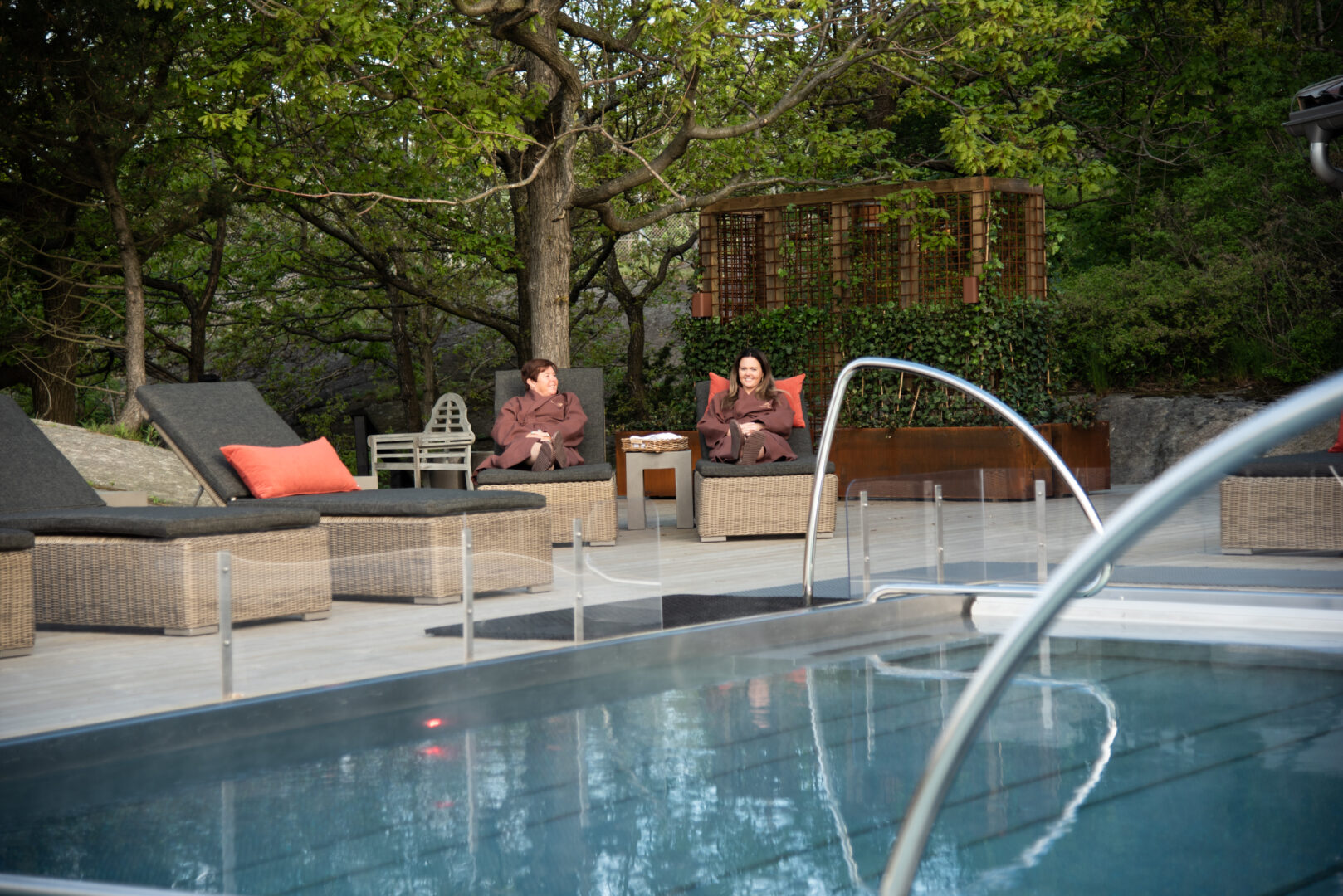 utomhuspool med solsängar