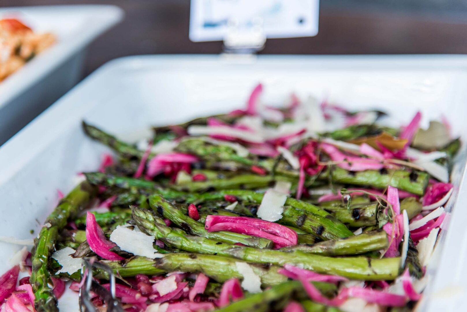 Ett fat med sparris och rödlök