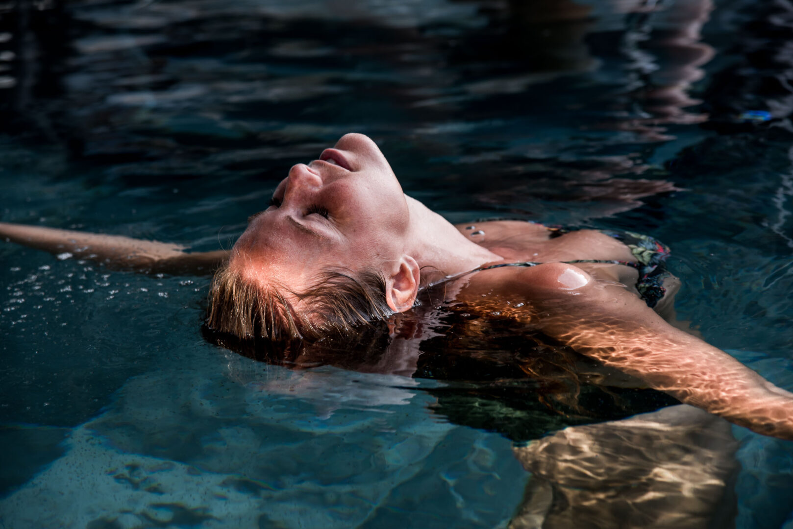 en kvinna flyter i vatten