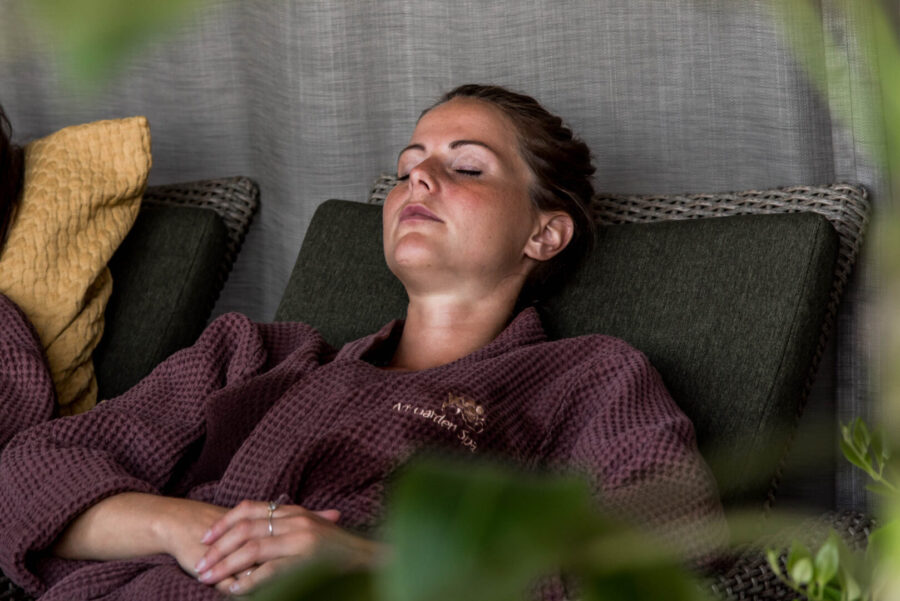 kvinna ligger och vilar på spa