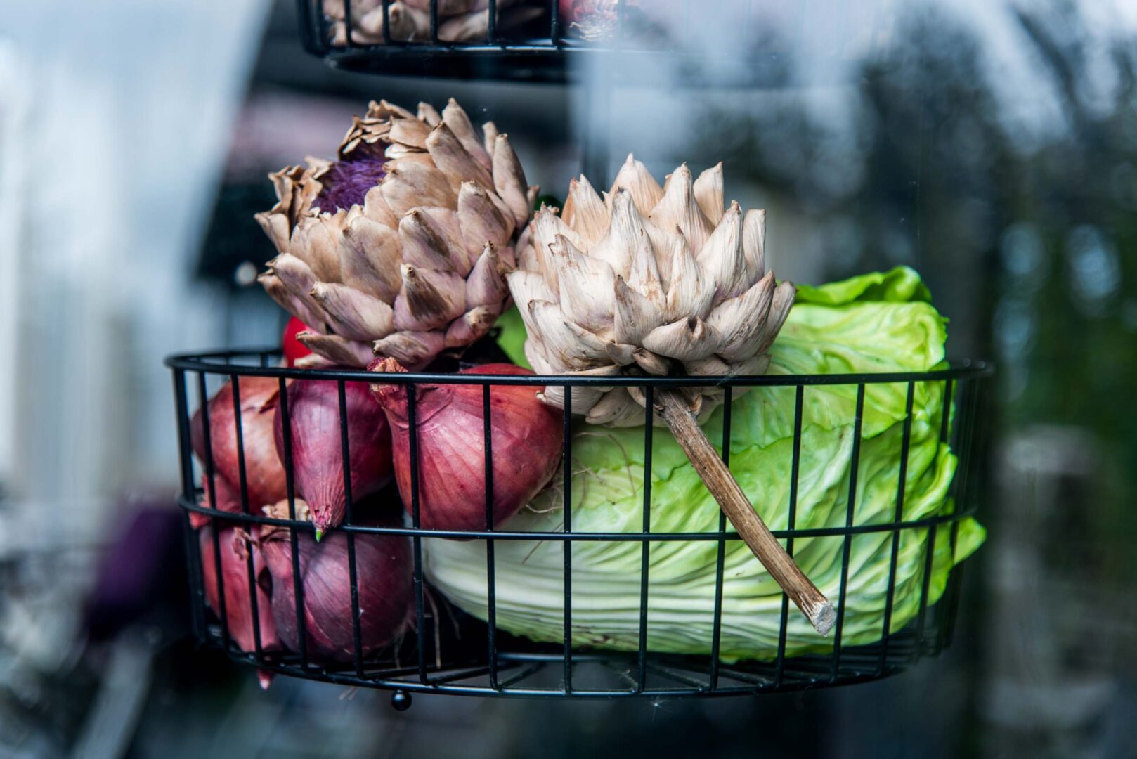 Diverse grönsaker i en korg