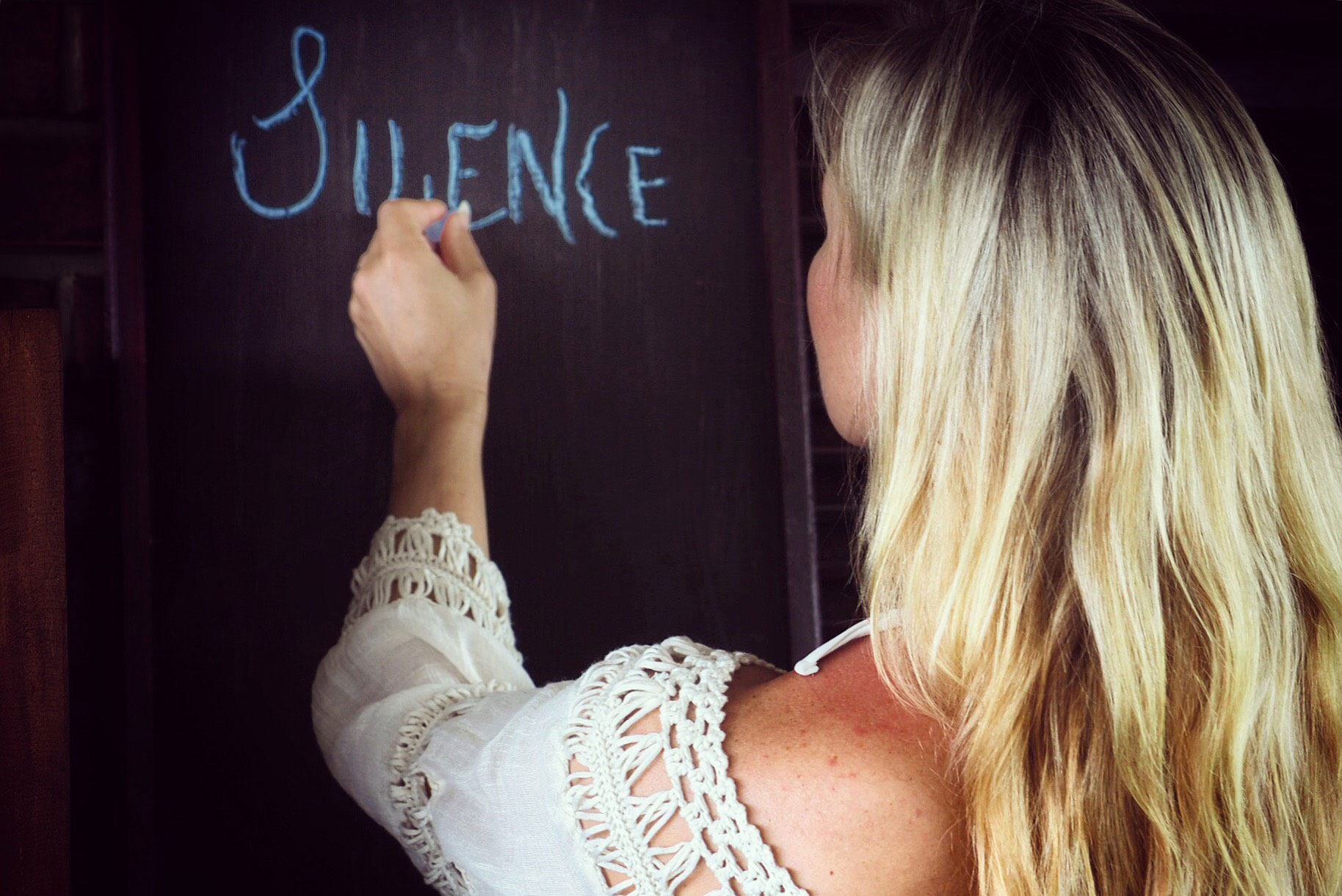 cecilia duberg skriver silence på en griffeltavla