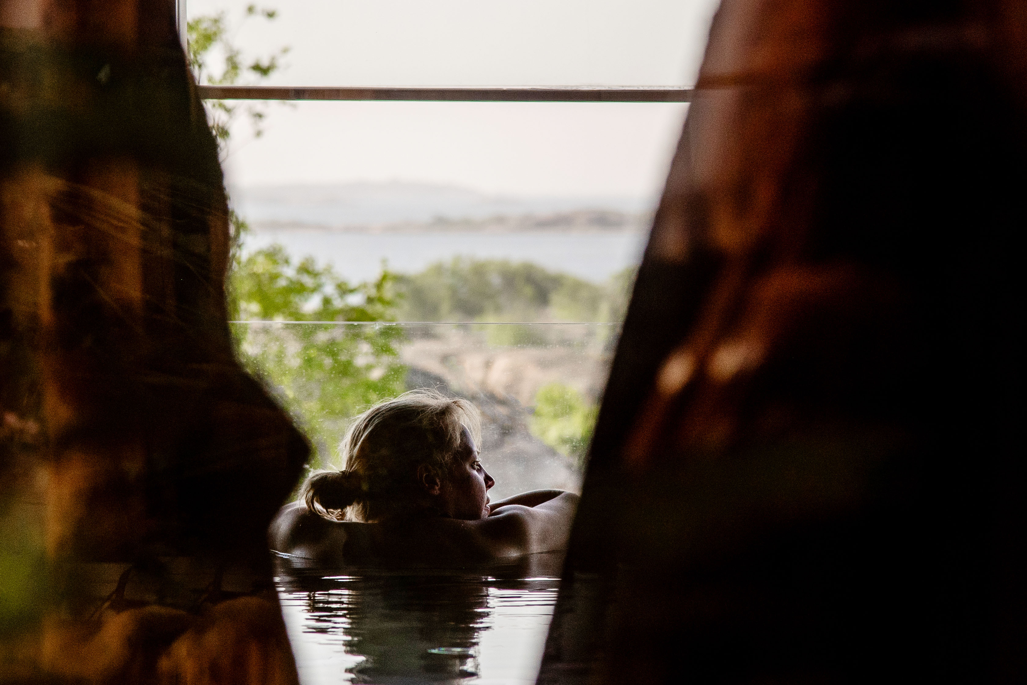 kvinna i varma källorna på art garden spa