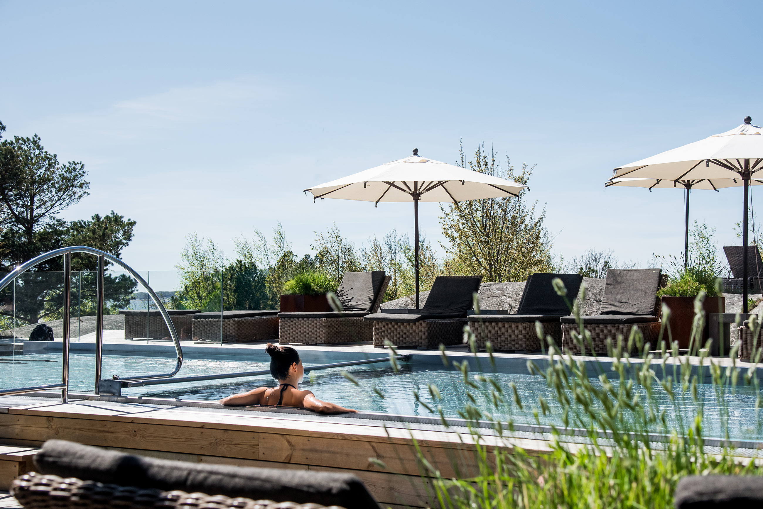 kvinna i utomhuspool på art garden spa